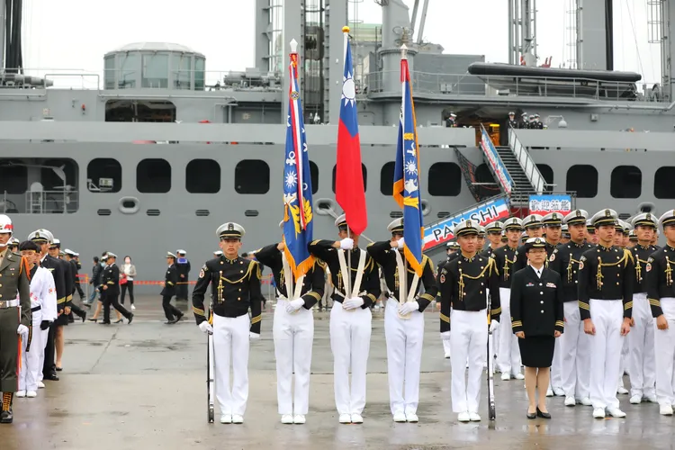 海軍官兵展示壯盛軍容。翻攝畫面
