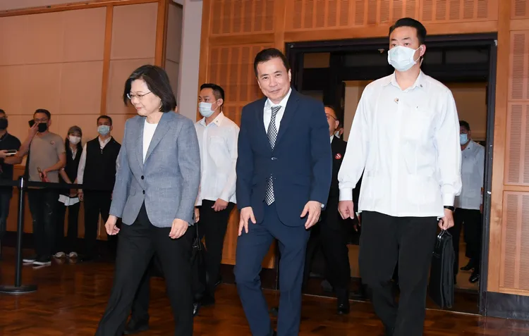 總統蔡英文（左一）今天出席紀錄片首映記者會。三立提供