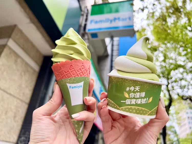 慶祝中華隊首勝，全家便推出霜淇淋、 特濃拿鐵買1送1優惠。全家提供