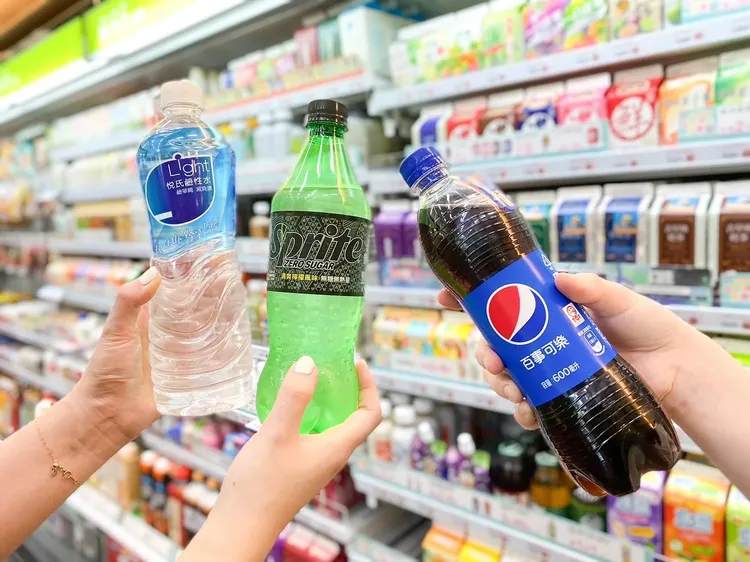 萊爾富無糖雪碧（寶特瓶）、悅氏Light鹼性水今買1送1，百事可樂加碼延長至3/17。萊爾富提供
