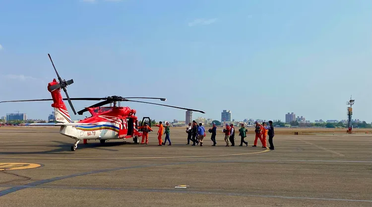 陳其邁等搭直昇機勘查高屏溪流域一帶的新水源。讀者提供