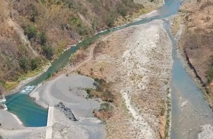 陳其邁等搭直昇機勘查高屏溪流域一帶的新水源。讀者提供