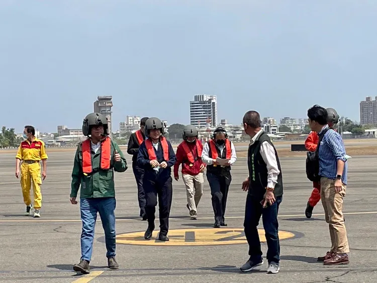 陳其邁等搭直昇機勘查高屏溪流域一帶的新水源。讀者提供