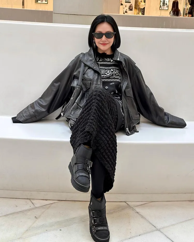 小S逛現代百貨時一身英國東倫敦時尚品牌ALLSAINTS的皮衣造型，十足吸睛。翻攝elephantdee IG