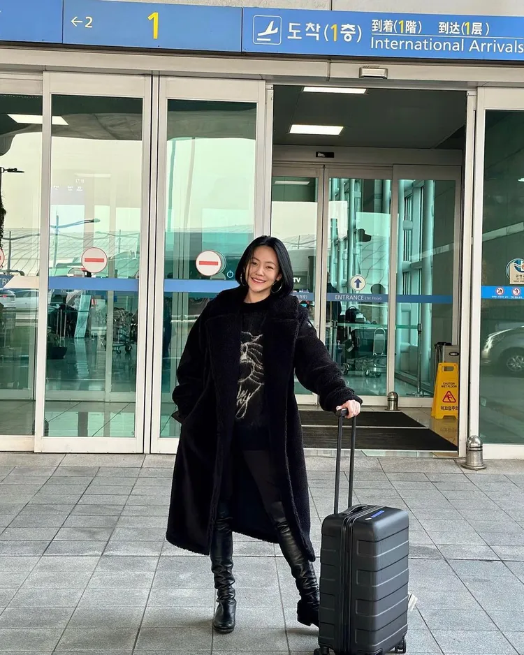 小S搭機時穿的德國時尚品牌BOSS針織衫外搭大衣、長靴造型，隨興中不失個性態度。翻攝elephantdee IG