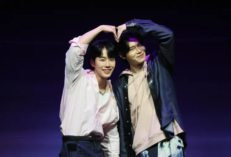 Yin(右)和War比出愛心手勢。鄭孟晃攝