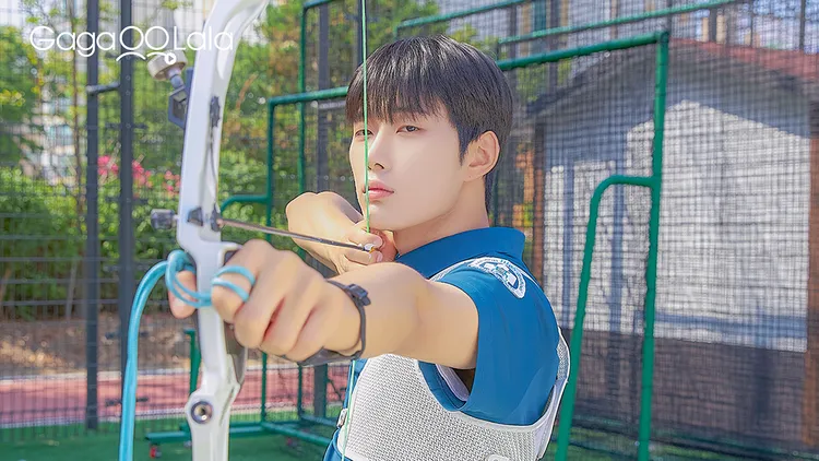 韓國男團OMEGA X金宰燦在《愛箭穿心》飾演射箭校隊，力求成為射箭國手。GagaOOLala提供