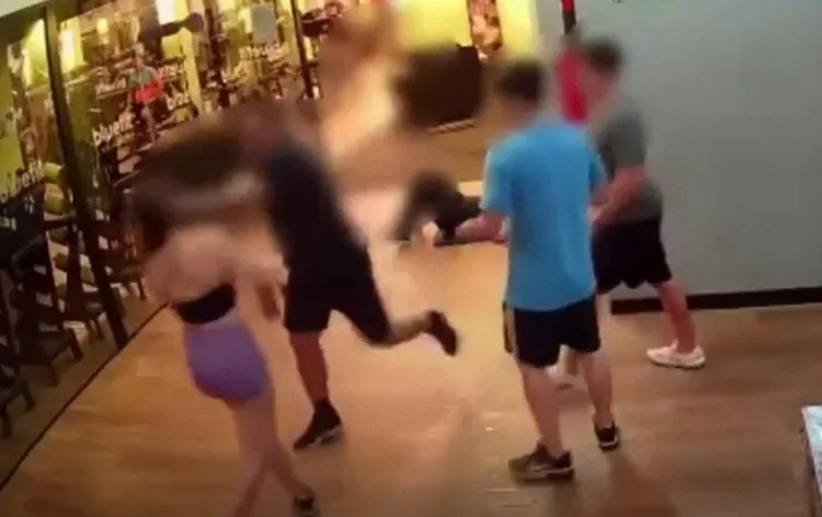 巴西憲兵（黑衣男）揮出左勾拳，重擊18歲少女。翻攝twitter@PlantaoBrasilOF