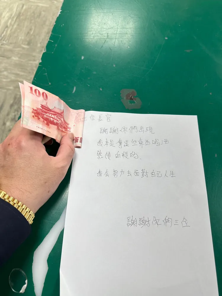 黃男赴警局歸還車資，還寫下紙條向警員道謝。翻攝畫面