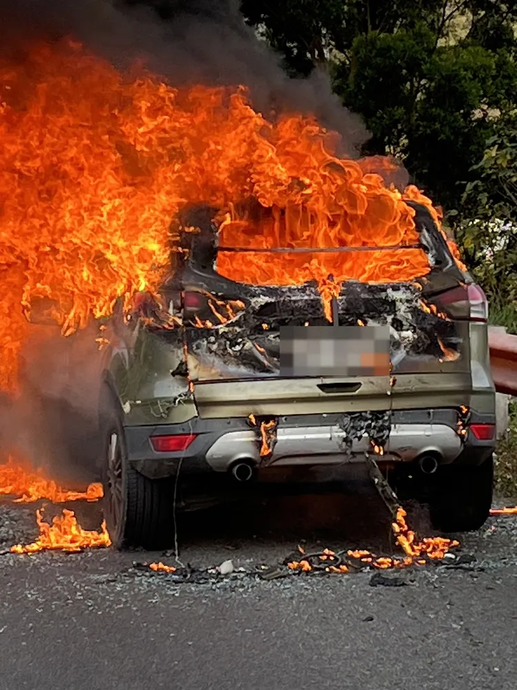 整輛車被燒成廢鐵。國道警察局提供