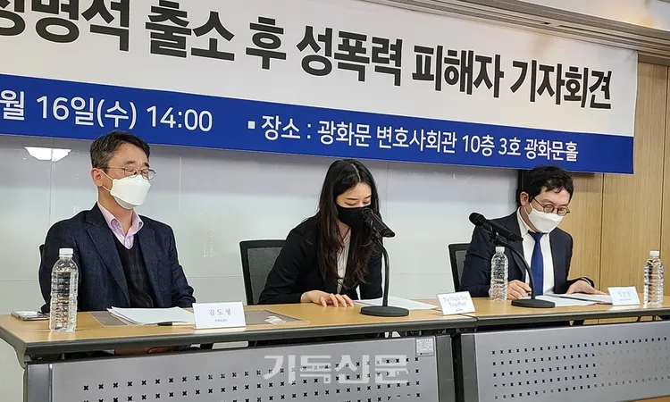 葉萱（中）去年3月在韓國開記者會揭發鄭明析。翻攝kidok