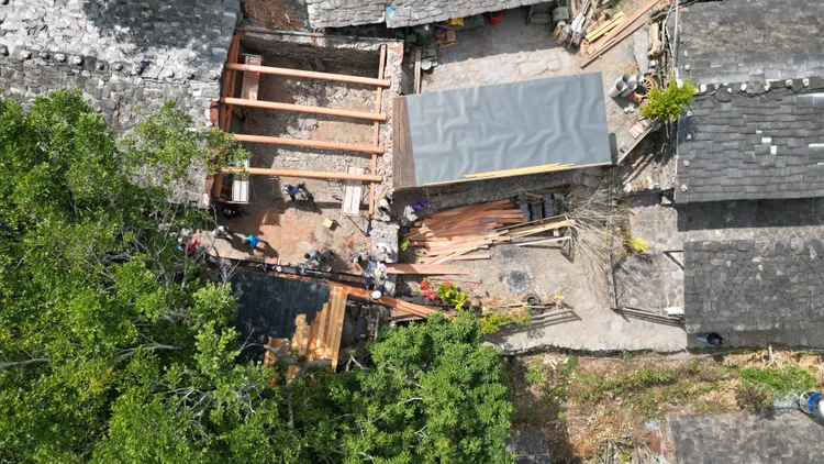 屏東老七佳石板屋預計五月修復完工。屏縣府提供