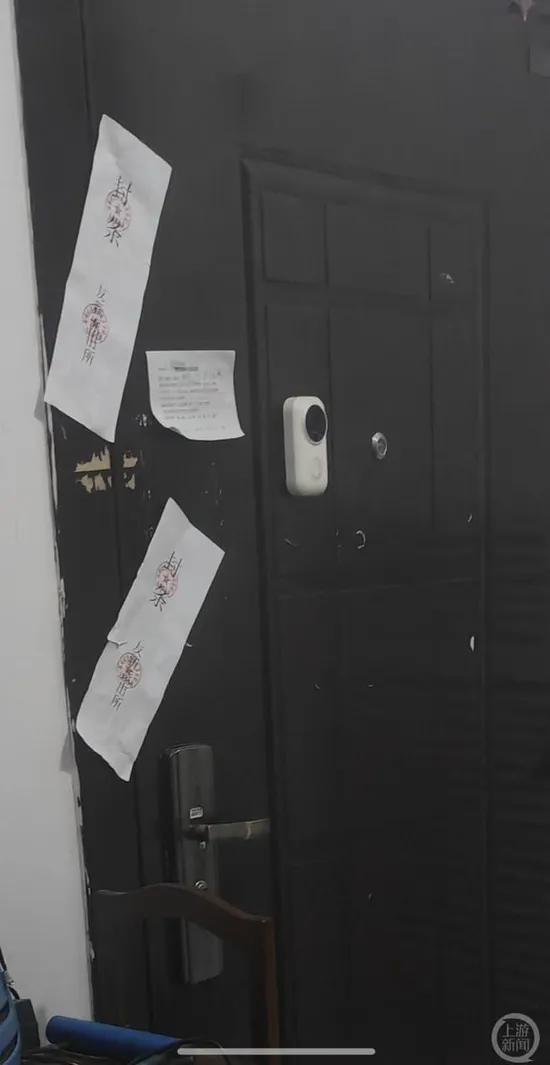 案發的公寓大門已被警方貼上封條。翻攝微博
