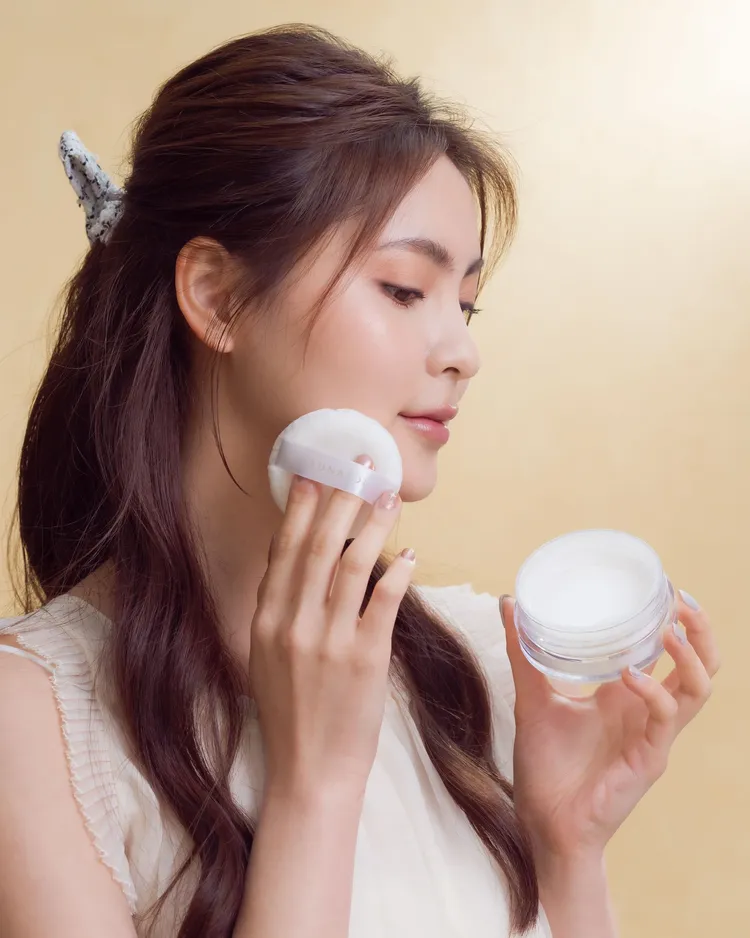 Model示範使用秘光纖透蜜粉。品牌提供