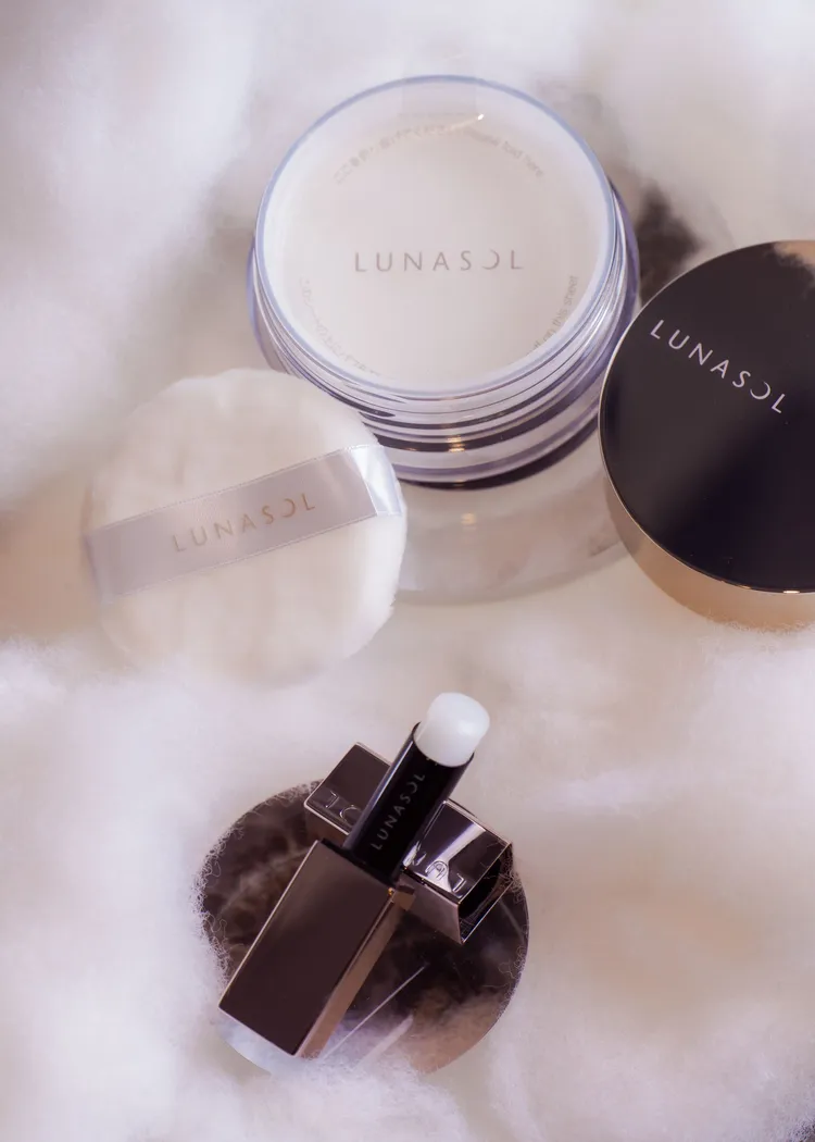 持采豐潤護唇膏與秘光纖透蜜粉新品。品牌提供