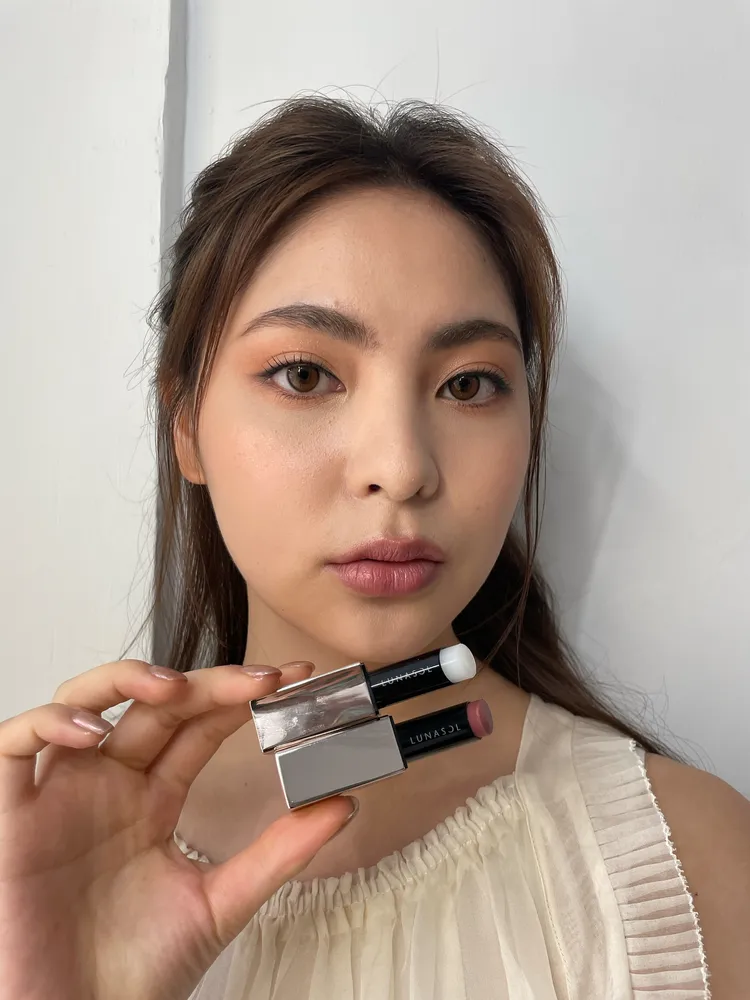 Model示範在塗抹唇彩前，先使用持彩豐潤護唇膏。張家玲攝