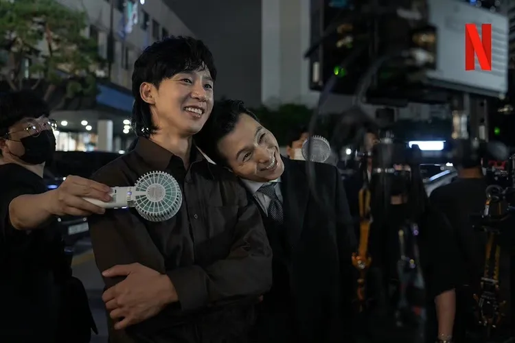 「表兄弟」鄭星一、朴成勳戲中互相毆打，戲外和樂融融。Netflix