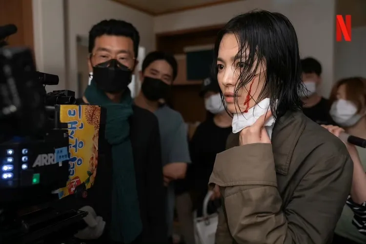 宋慧喬在《黑暗榮耀2》中被媽媽打傷。Netflix