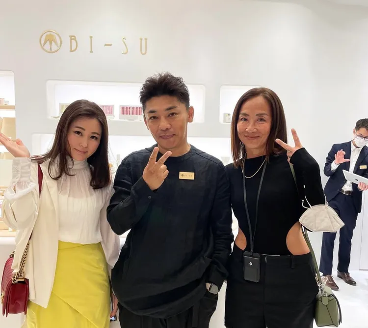 麻衣日前出席燕窩保養品BI-SU活動，和木村拓哉等明星偶像劇御用造型師合影。翻攝自麻衣IG