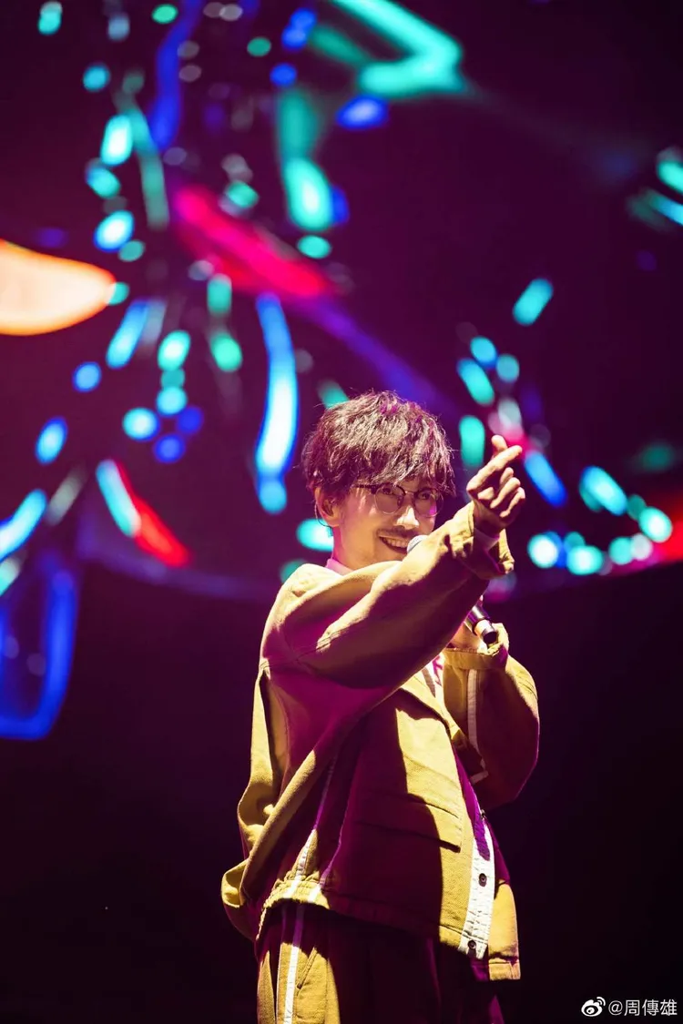 周傳雄向台下觀眾比愛心。翻攝本人微博