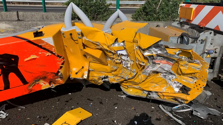 被撞的緩撞車。國道警察局提供