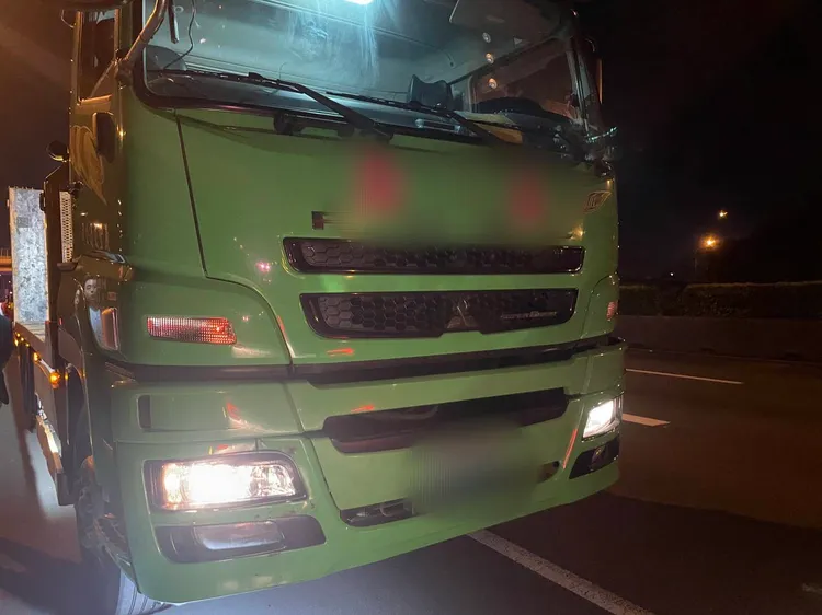 肇事車輛之一的貨車。翻攝畫面