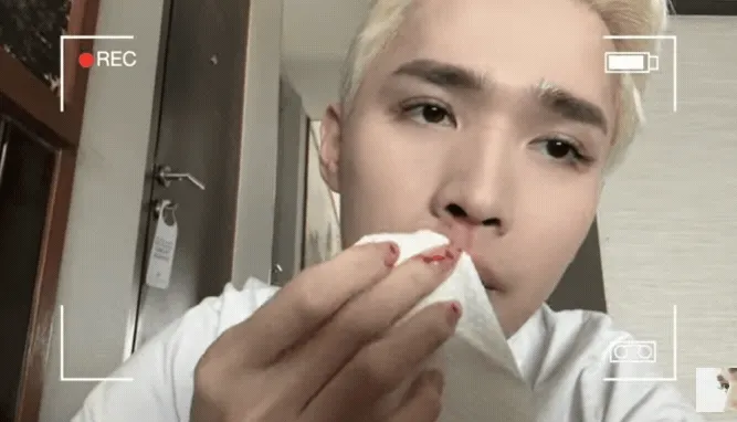 影片一開始他就不停流鼻血。引自鍾明軒YT