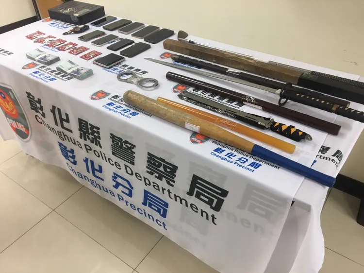 警方查扣開山刀、棍棒等施虐被害人工具。警方提供