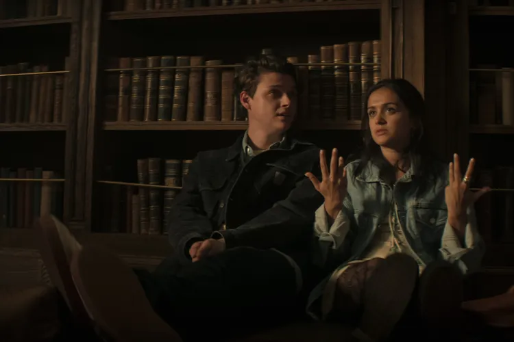 納迪雅（右）與愛德華試著要找出證明喬伊殺人的證據，結果卻相當淒慘。Netflix提供