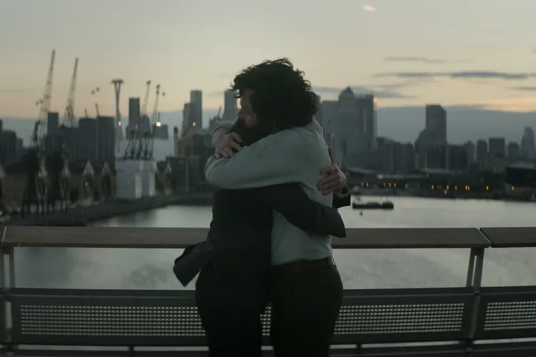 喬伊（右）最後抱住象徵他邪惡人格的瑞斯，然後把瑞斯推下河裡，自己也跳河決定自我了斷。Netflix提供