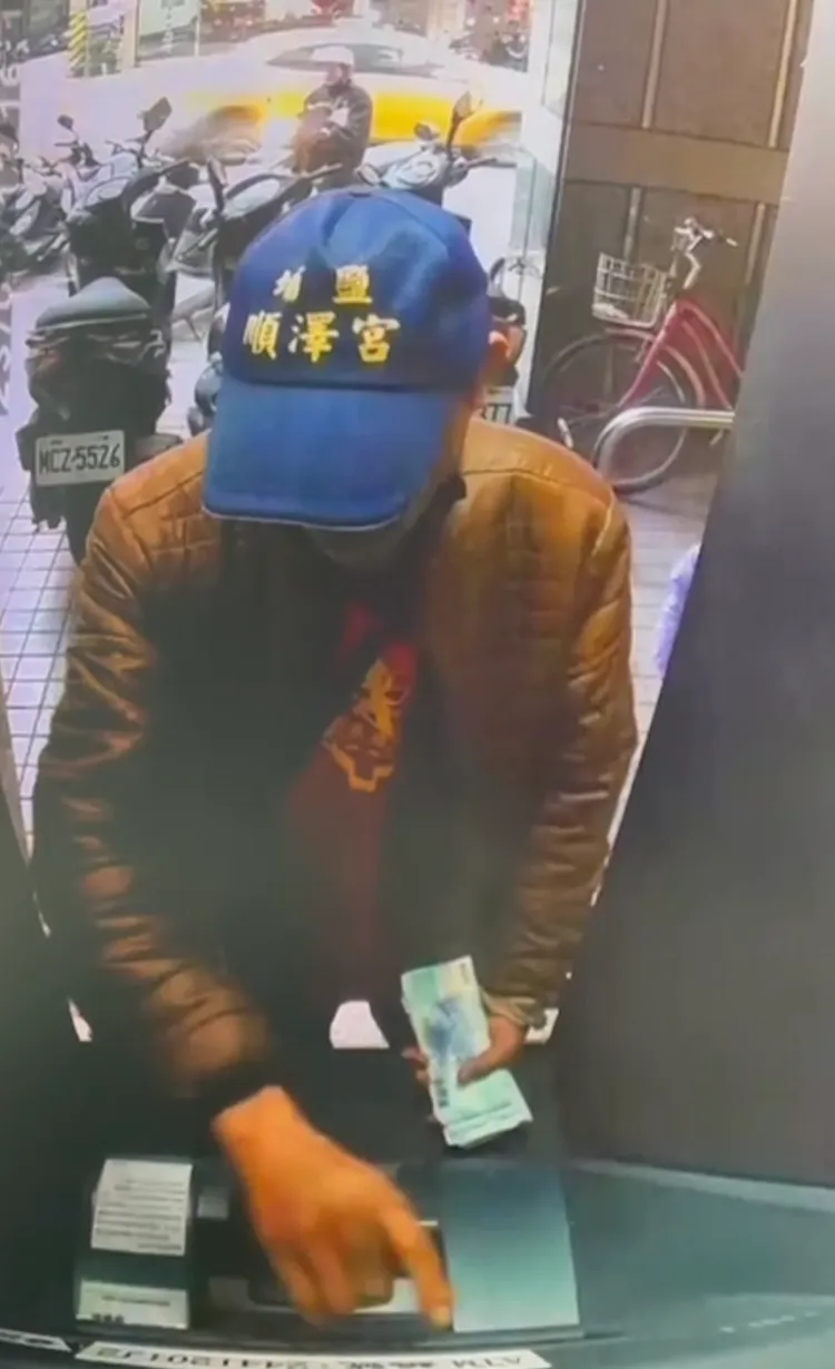 陳男頭戴有冠軍神帽之稱的埔鹽順澤宮帽子提款。蘆洲警分局提供