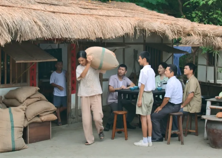 安心亞（左二）扛麻布袋證明自己的能力。公視提供