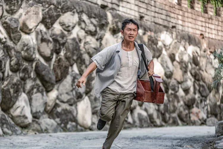 蔡昌憲在《牛車來去》上演激烈的動作戲。公視提供