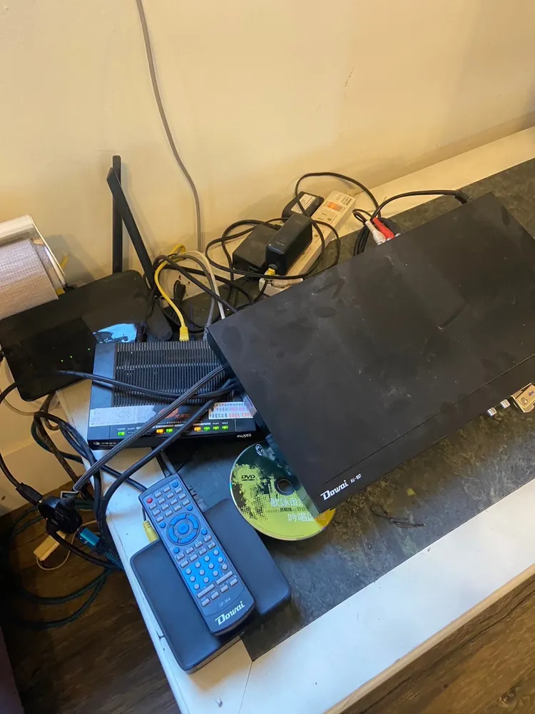 客房設備一片凌亂。翻攝畫面