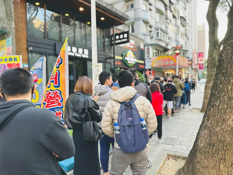 今天傍晚快閃販售燒肉便當，吸引大批人潮排隊。取自館長臉書