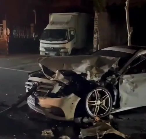 賓士左側車頭受損嚴重，LOGO處還插著異物。民眾提供