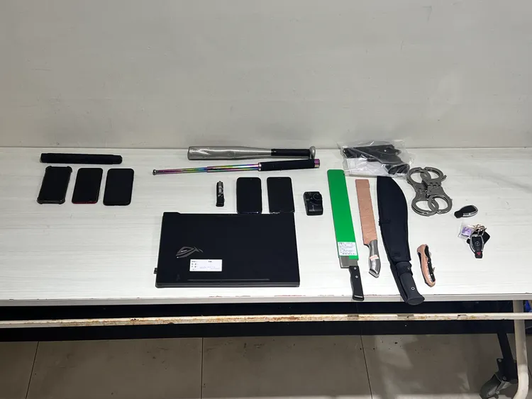 明仁會幫眾暴力討債刀械工具遭查扣。警方提供
