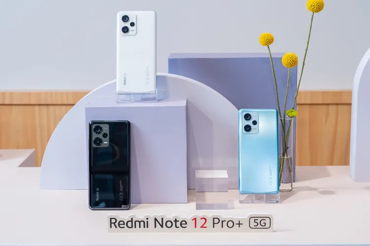 Redmi Note 12 Pro+ 5G擁有天空藍、極地白與午夜黑三種顏色供選擇，提供8GB記憶體+256GB儲存空間，建議售價為新台幣1萬4999元。廠商提供