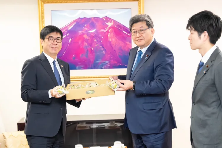 陳其邁贈送高雄蜜棗給萩生田光一。讀者提供