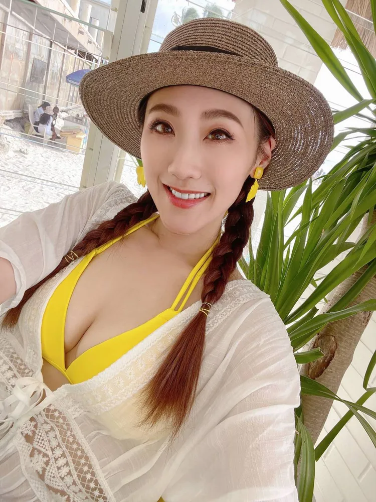 謝金晶在長灘島換穿多套比基尼。翻攝謝金晶臉書