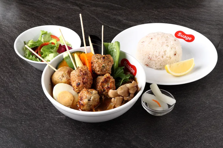 日式雞肉丸湯咖哩，售價380元。業者提供