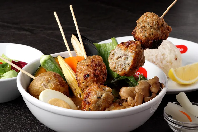 Suage日式雞肉丸湯咖哩季節限定推出，一碗能同時吃到原味、紫蘇兩種風味雞肉丸。業者提供