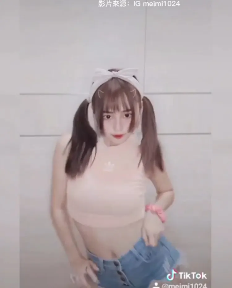 美少女露腰擺臀。IG@meimi1024 提供