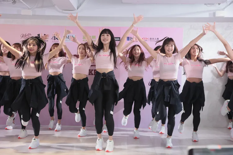 樂天女孩們賣力跳應援舞。彭欣偉攝