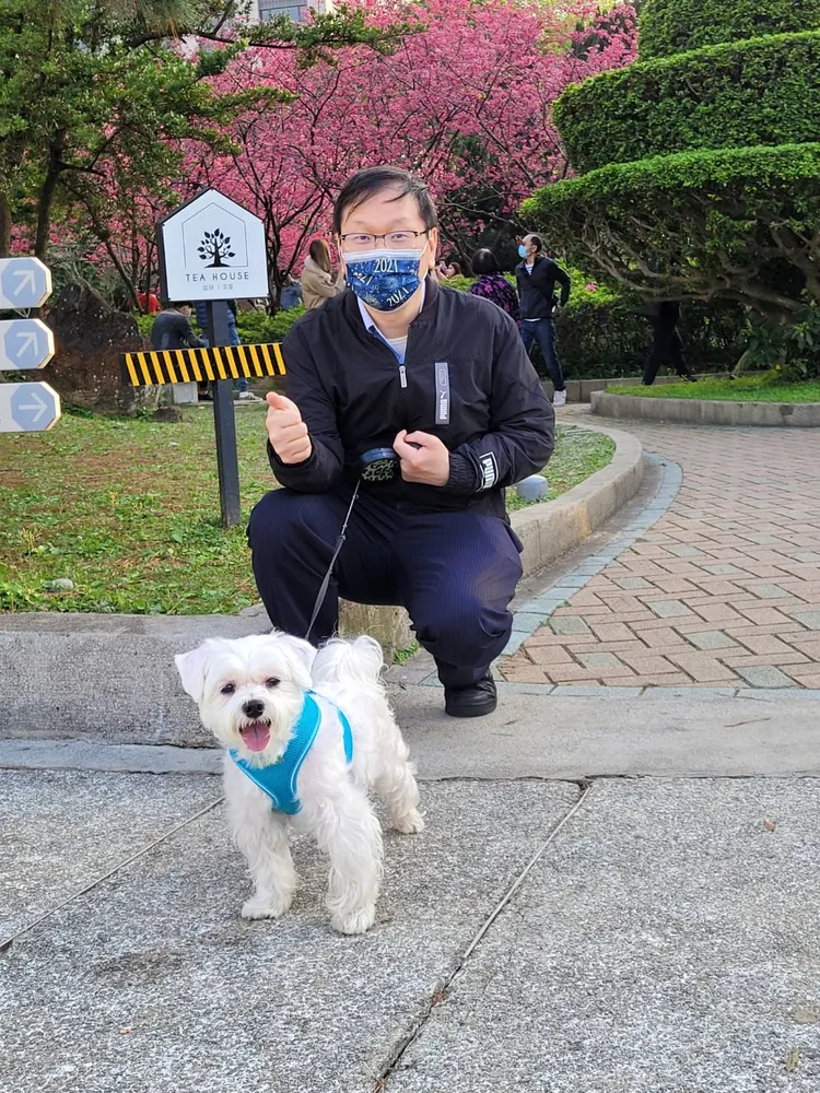 莊人祥與愛犬「莊可樂」。莊人祥提供