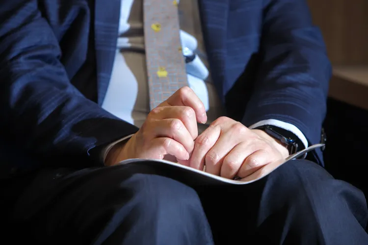 莊人祥在受訪時不時手指交錯。林林攝