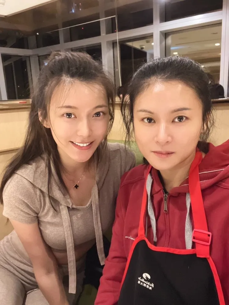 張舒晴最有自信的部位是五官，「因為長得像媽媽」，都是美人。