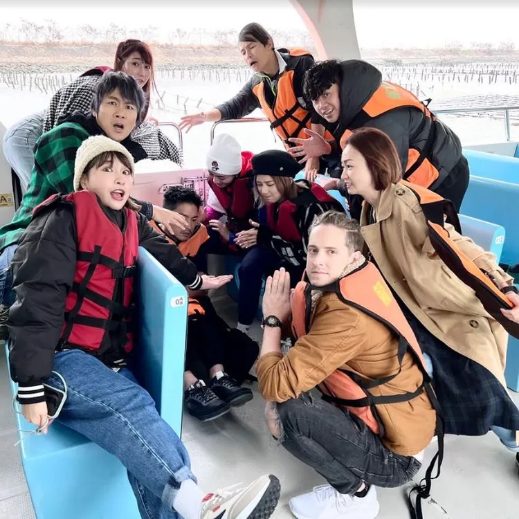 峮峮（左起）、王仁甫、劉心語、許孟哲、張文綺、孫協志、蔡黃汝、賈斯汀、宋家豪、潘慧如。中視提供