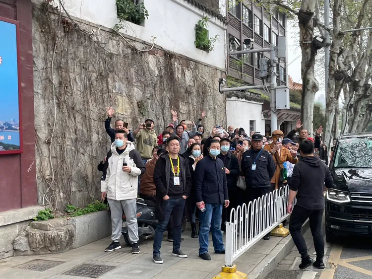 中國民眾夾道歡迎馬英九。馬辦提供