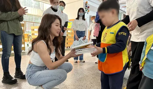 郭書瑤獻愛陪伴特殊孩童 獲「謝謝」畫作感動心酸酸